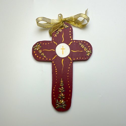 Croix de baptême ou de communion en bois fleurs  sur fond vieux rose foncé
