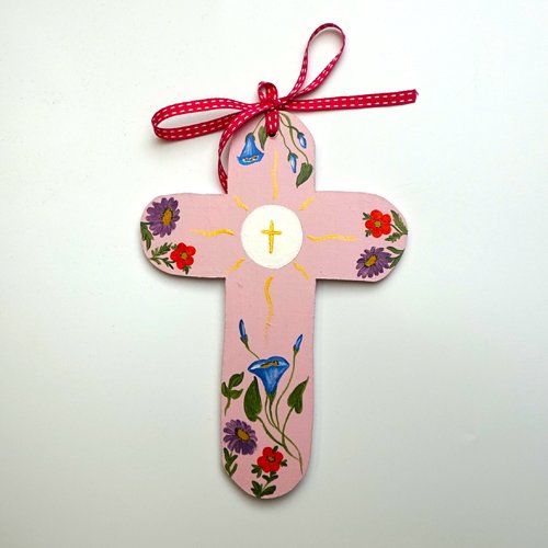 Croix de baptême ou de communion en bois fleurs violette, rouge et bleues sur fond rose