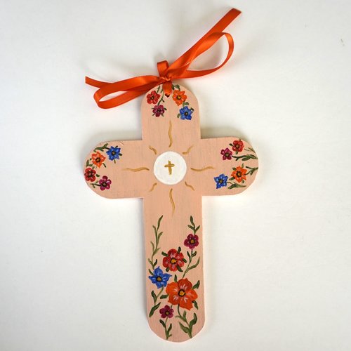 Croix de l'espérance de baptême ou de communion en bois fleurs rouges, et bleue sur fond rose