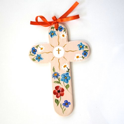 Croix de l'espérance de baptême ou de communion en bois rose poudré fleurs rouges, blanches et bleue