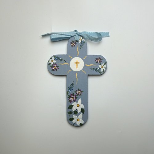 Croix de baptême ou de communion en bois fleurs champêtres sur fond bleu ciel