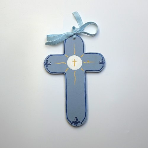Croix de baptême ou de communion en bois fleurs de lys sur fond bleu ciel