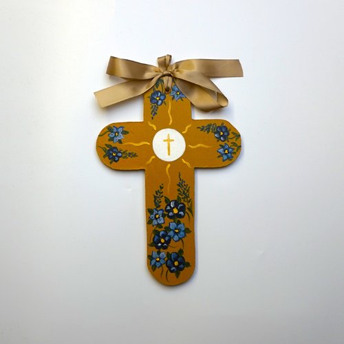 Croix de baptême ou de communion en bois fleurs bleues sur fond ocre