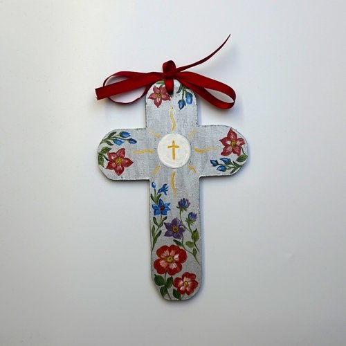 Croix de baptême ou de communion en bois fleurs rouges  sur fond gris métalisé