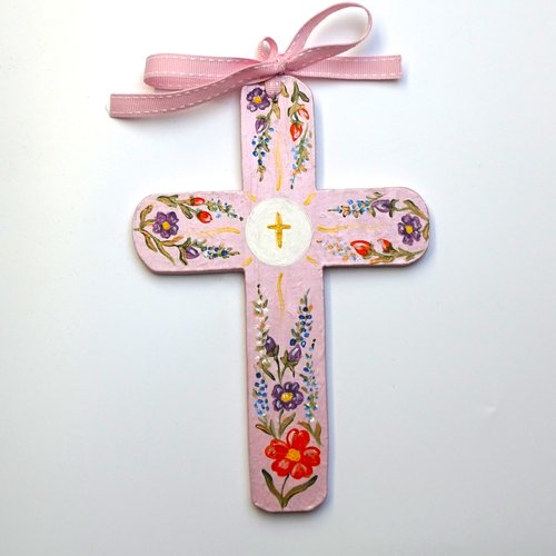 Croix de baptême ou de communion en bois fleurs oranges sur fond rose