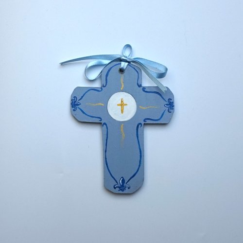 Croix de berceau en bois fleurs de lys sur fond bleu ciel petit modèle