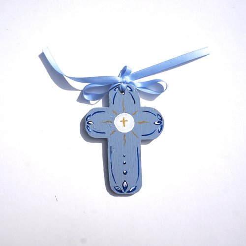 Croix de l'espérance de berceau en bois fleurs stylisées sur fond bleu ciel petit modèle