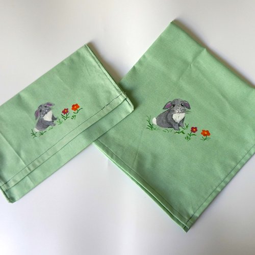 Enesemble serviette de table et sa pochette peintes à la main en coton vert d'eau lapin