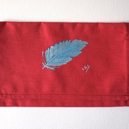 Pochette range serviette de table peinte à la main en coton rose fuchsia grande plume bleue
