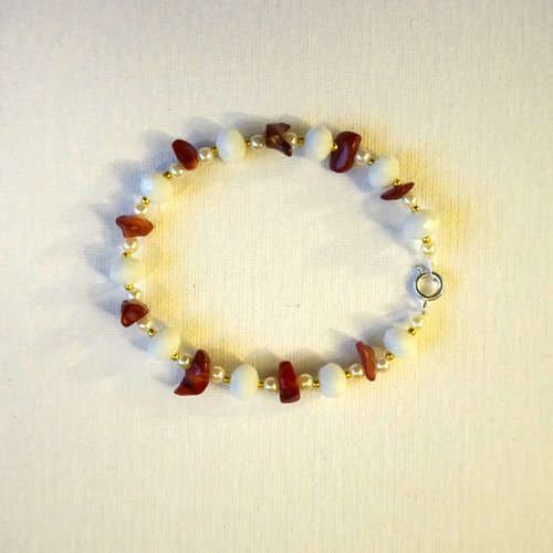 Bracelet pierres corail et perles blanches