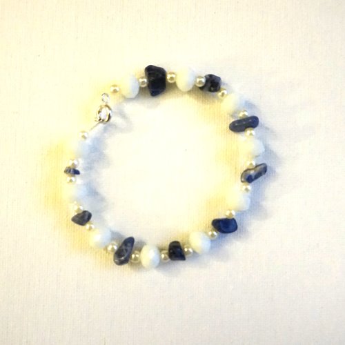 Bracelet pierres bleues et perles blanches