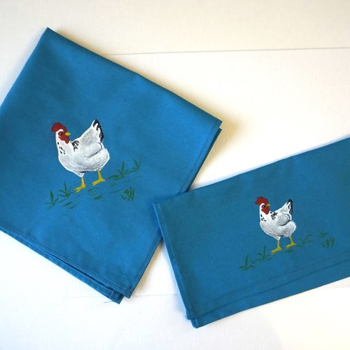 Enesemble serviette de table et sa pochette peintes à la main en coton vert émeraude poule