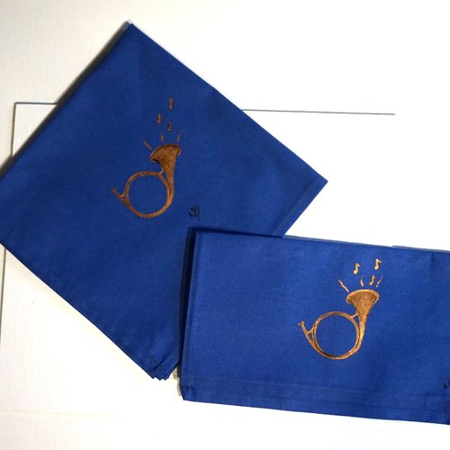 Enesemble serviette de table et sa pochette peintes à la main en coton bleu roi trompe