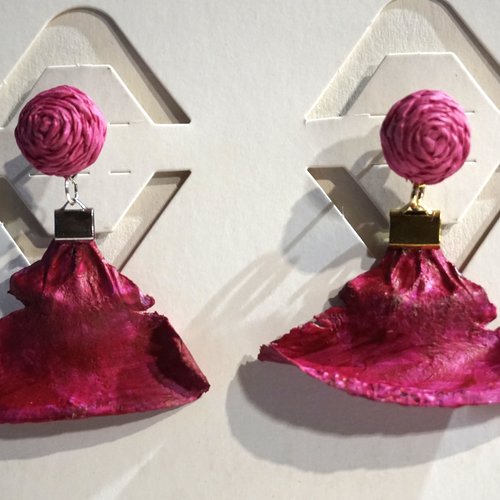 Boucles d'oreilles percées paille et pétales de pin fuchsia