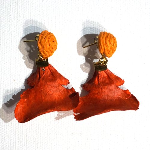 Boucles d'oreilles percées paille et pétales de pin orange