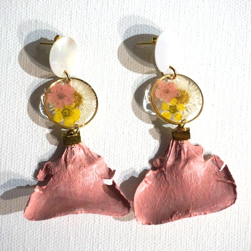 Boucles d'oreilles percées nacre fleurs séchées et pétales de pin rose