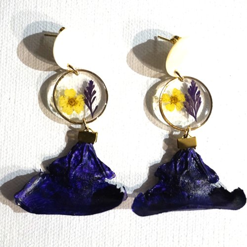 Boucles d'oreilles percées nacre fleurs séchées et pétales de pin violet