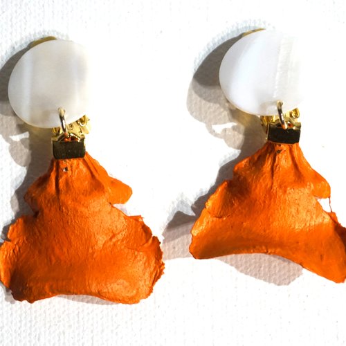 Boucles d'oreilles clips nacre et pétales de pin orange