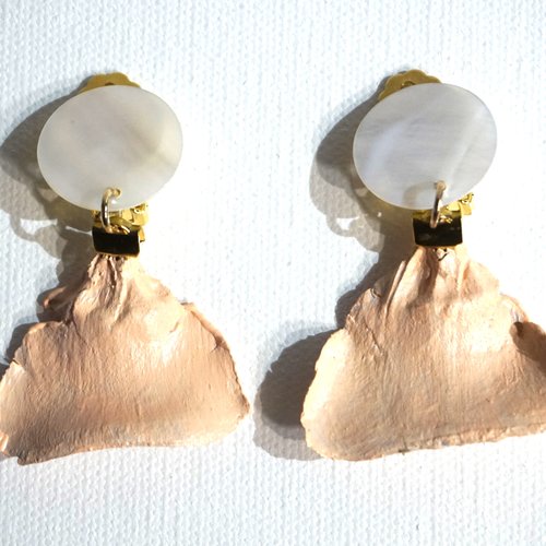 Boucles d'oreilles clips nacre et pétales de pin rose