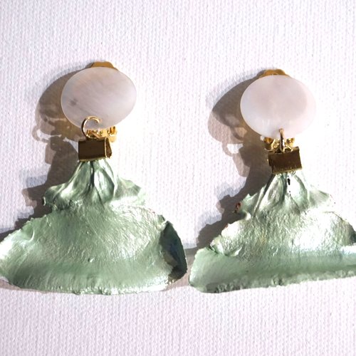 Boucles d'oreilles clips nacre et pétales de pin vert pâle
