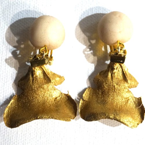 Boucles d'oreilles clips polymère blanc or et pétales de pin doré