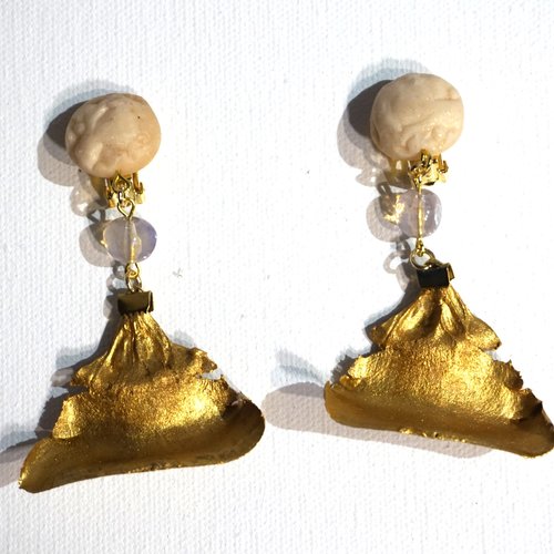 Boucles d'oreilles clips polymère blanc or, perle de verre et pétales de pin doré