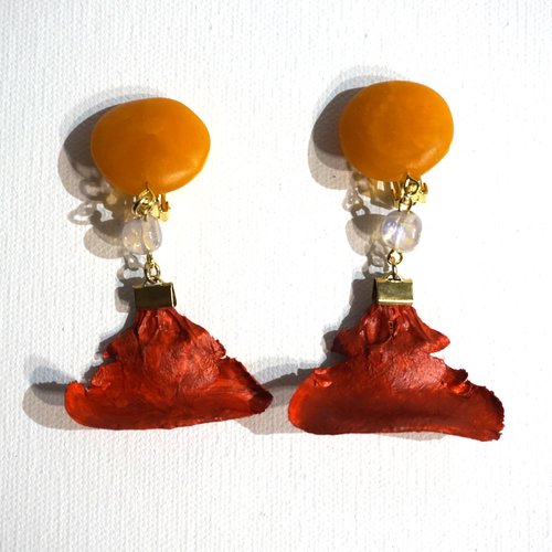 Boucles d'oreilles clips polymère jaune orangé, perle de verre et pétales de pin orange