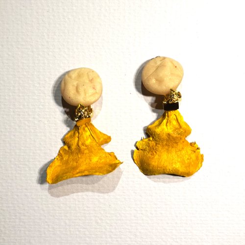 Boucles d'oreilles clips polymère blanc or et pétales de pin jaune