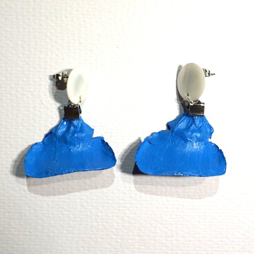Boucles d'oreilles percées nacre blanc et pétales de pin bleu roi