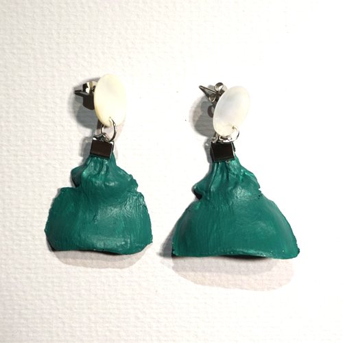 Boucles d'oreilles percées nacre blanc et pétales de pin vert forêt