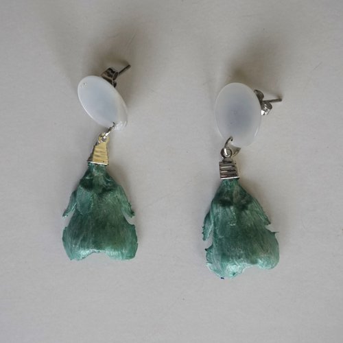 Boucles d'oreilles percées nacre blanc et pétales de cèdre vert émeraude pâle