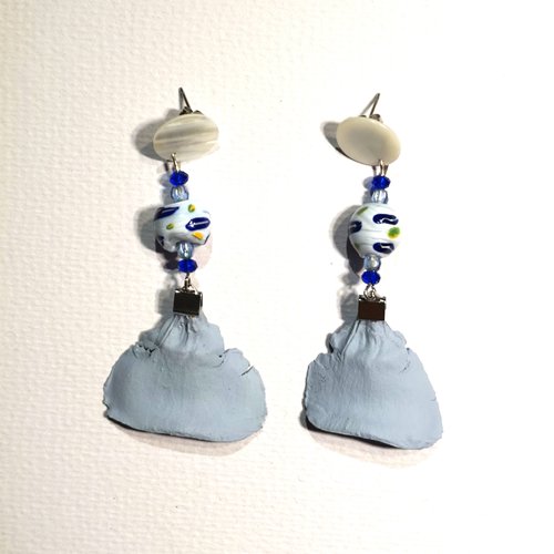 Boucles d'oreilles percées nacre perles bleue et pétales de pin bleu ciel