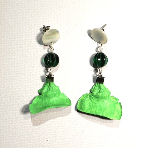 Boucles d'oreilles percées nacre perle verte et pétales de pin vert pomme