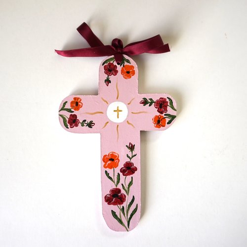 Croix de l'espérance de baptême ou de communion en bois fleurs oranges et rouges sur fond rose