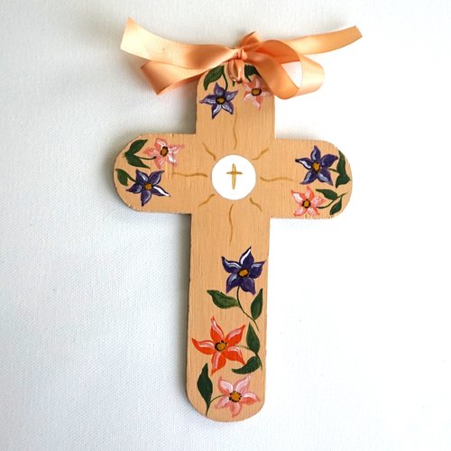 Croix de l'espérance de baptême ou de communion en bois rose saumon fleurs oranges roses et violettes