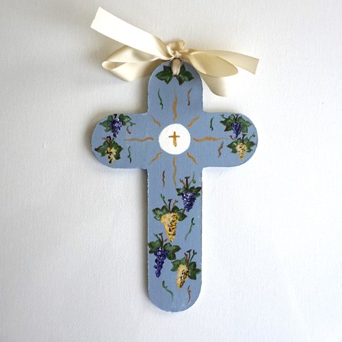Croix de l'espérance de baptême ou de communion en bois bleu ciel grappes de raisin blanc et noir