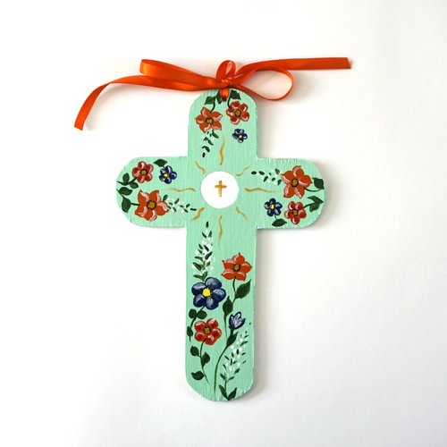 Croix de l'espérance de baptême ou de communion en bois fleurs orange et bleue sur fond vert pale