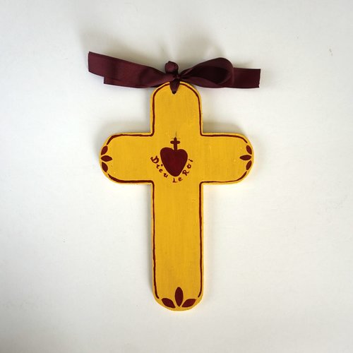 Croix de l'espérance de baptême ou de communion en bois coeur vendéen rouge sur fond jaune