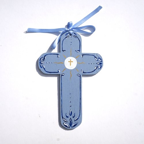 Croix de l'espérance de baptême ou de communion en bois fleurs stylisées sur fond bleu ciel
