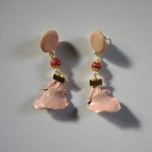 Boucles d'oreilles percées fimo perle corail et pétales de pin rose poudré