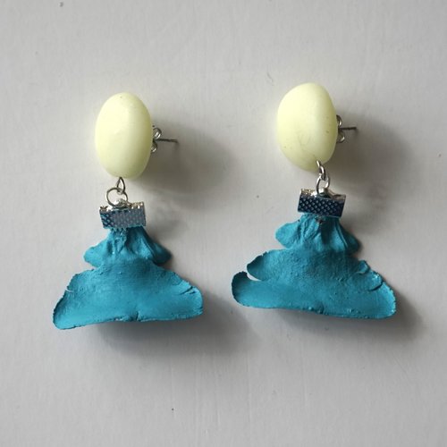 Boucles d'oreilles fimo blanc fluo et pétales de pin vert turquoise