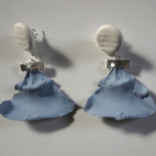 Boucles d'oreilles percées fimo blanc et pétales de pin bleu ciel