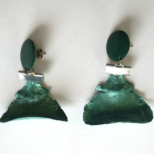 Boucles d'oreilles percées cabochon vert forêt et pétales de cèdre vert émeraude