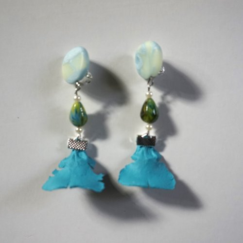 Boucles d'oreilles clips fimo perles pierre turquoise et pétales de pin turquoise