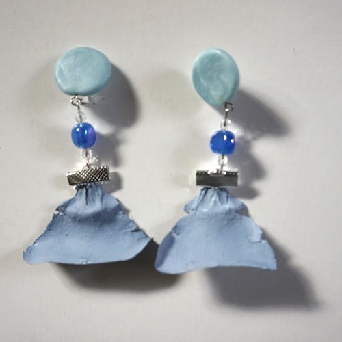 Boucles d'oreilles clips fimo perle bleue et pétales de pin bleu ciel