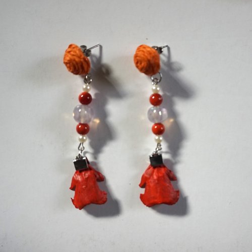Boucles d'oreilles percées paille perles de corail et de verre et pétales de pin orange