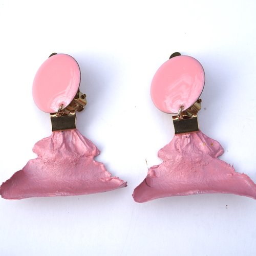 Boucles d'oreilles clips cabochon rose et pétales de cèdre rose nacré