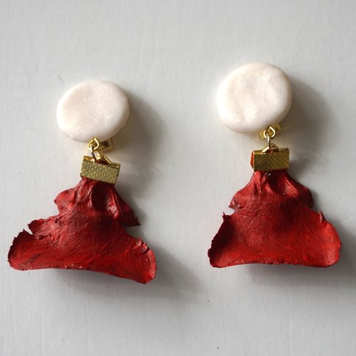 Boucles d'oreilles clips fimo blanc et pétales de pin rouge
