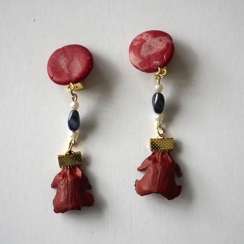 Boucles d'oreilles clips  fimo rouge perles naturel et grise et pétales de pin rouge