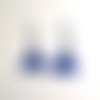 Boucles d'oreilles clips perles bleues et blanche et pétales de pin bleu marine